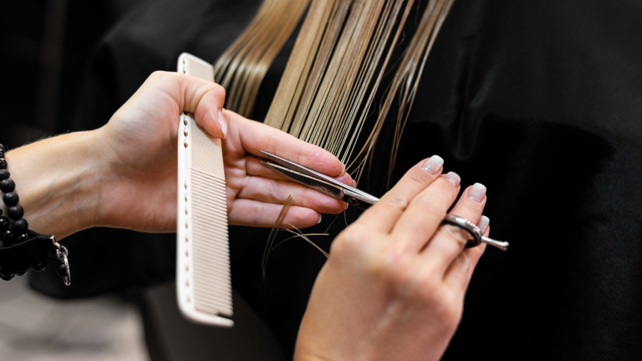 woman-getting-her-hair-cut-beauty-salon